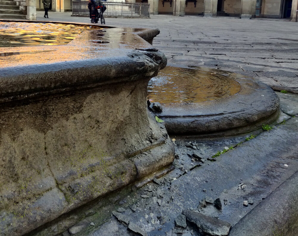 La fontana del Bacchino danneggiata dal passaggio di un tir.